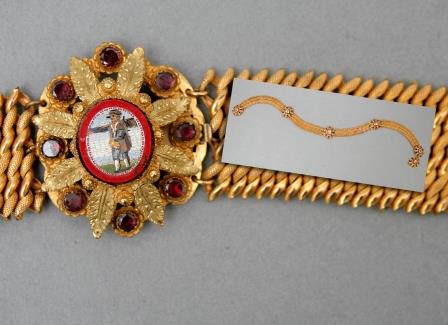 A Gold Collarette Necklace.
