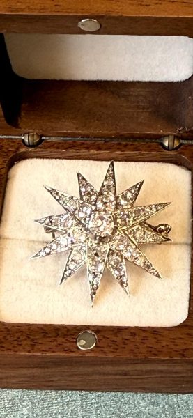 A Victorian Star Brooch/Pendant. A Victorian Star Brooch/Pendant.